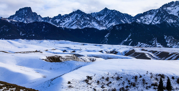 天山山脉积雪