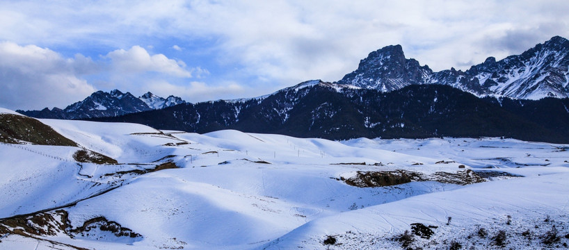 天山山脉积雪