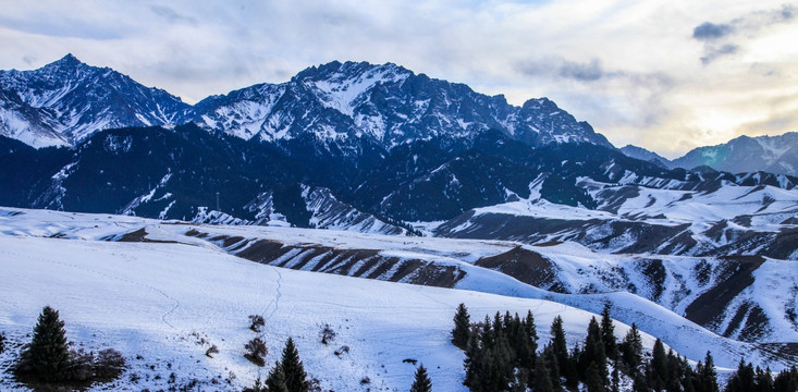 天山山脉积雪