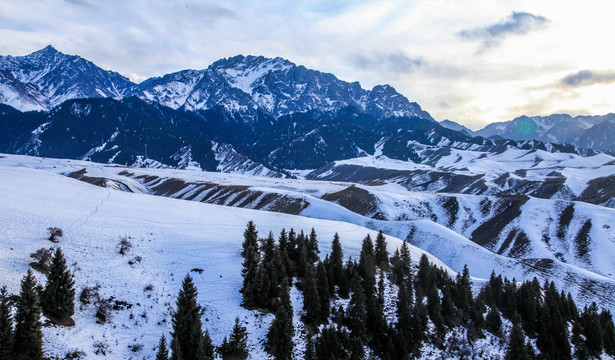 天山山脉积雪