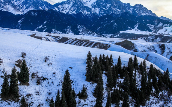 天山山脉积雪