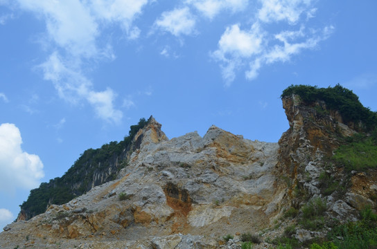 被开采的石山