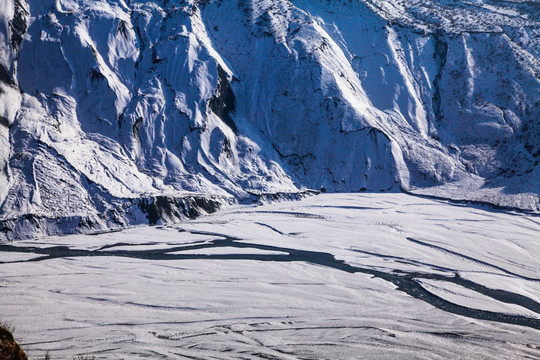 天山山脉积雪