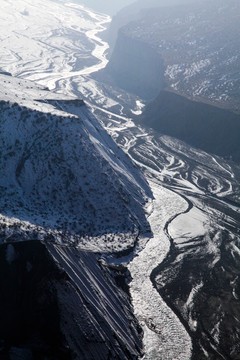 巴音沟大峡谷雪山积雪