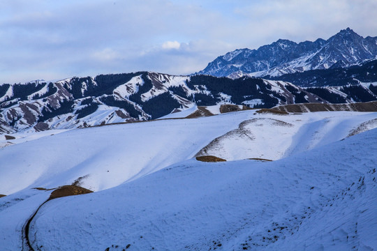 天山山脉积雪