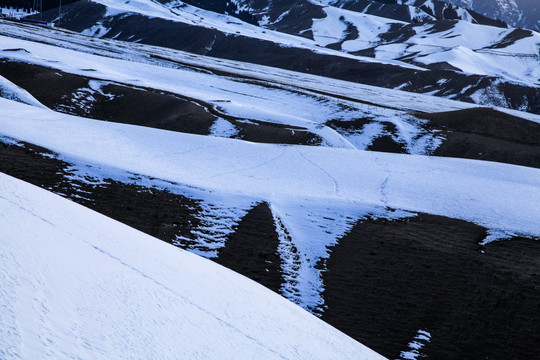 天山山脉积雪