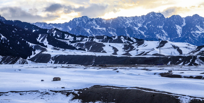 天山山脉积雪