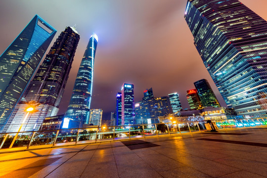 上海三足鼎立夜景