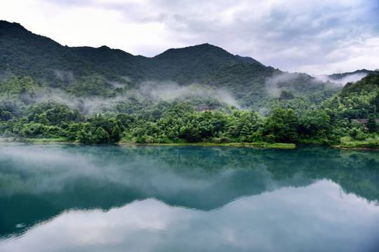 雾漫小东江