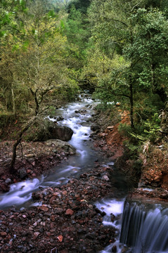 小溪流水