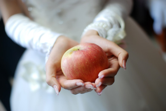 新娘手捧苹果