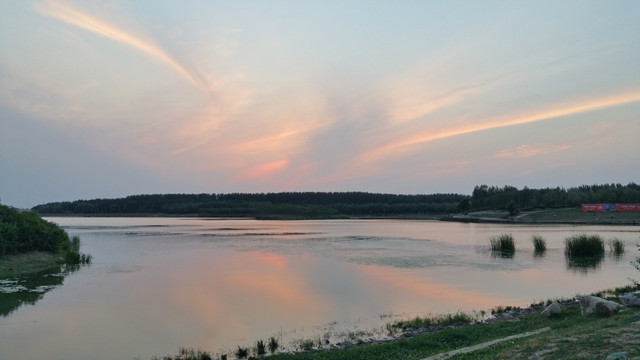 黄昏时湖面上空的彩云