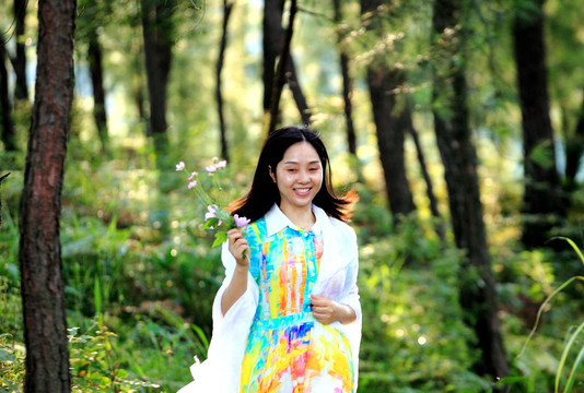 拿鲜花的漂亮女人