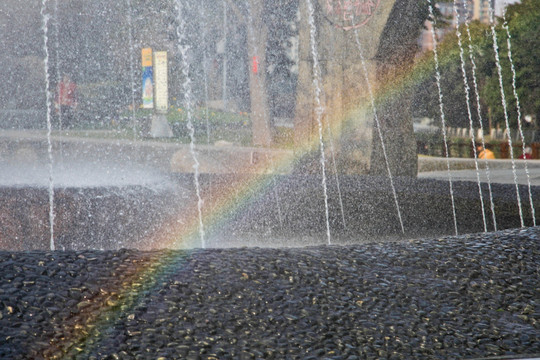 城市公园喷泉与彩虹