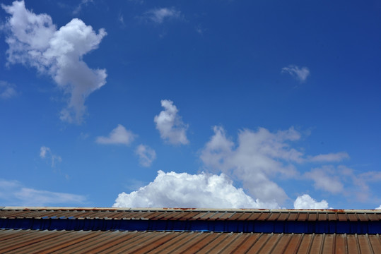 屋顶上的蓝天白云