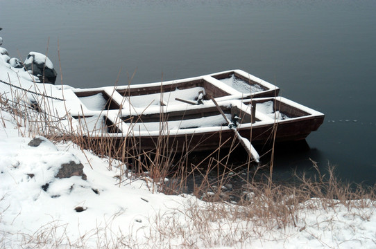 冬雪河里的小船