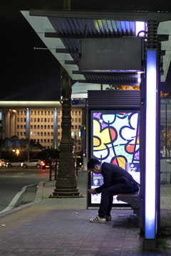夜色下的首尔公交车站