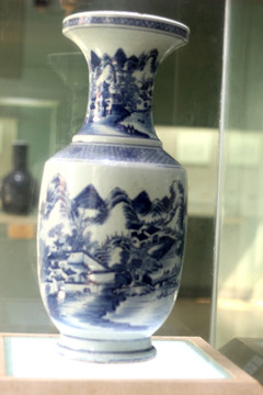 青花瓷画花瓶
