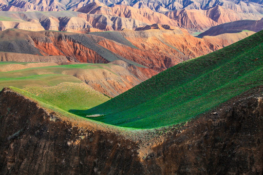 春季天山山脉牧场