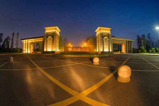 西南交通大学校门夜景