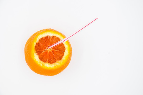创意水果 橙子上插了一根吸管