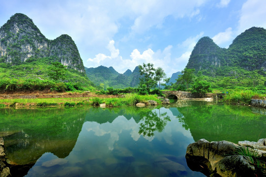 山峰与溪流