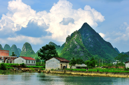 山峰与溪流