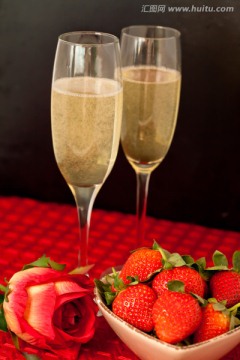 香槟草莓和玫瑰