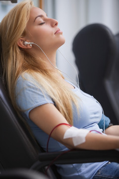 妇女献血和听音乐
