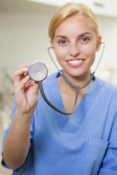 微笑的护士拿着听诊器