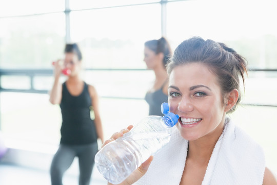 在健身房喝水的女健身员