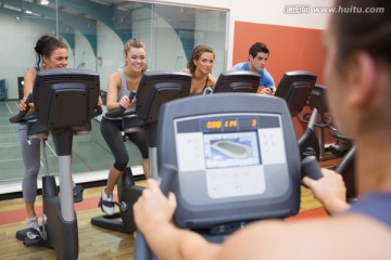 女人在健身房使用跑步机