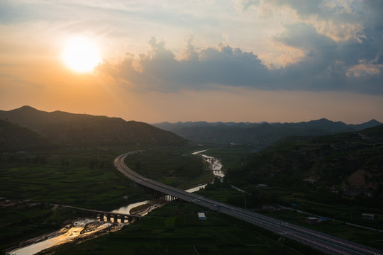 高速公路 晚霞 彩云