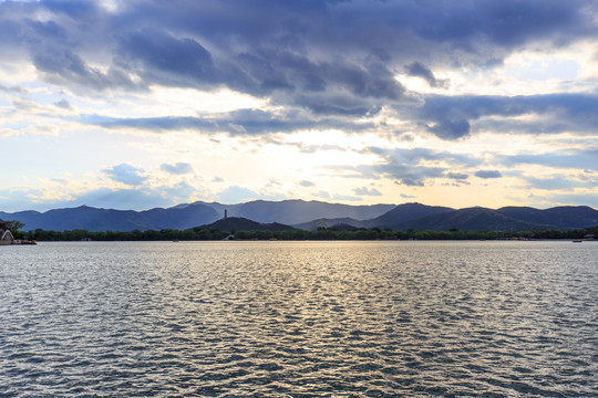 颐和园昆明湖西堤玉峰塔晚霞