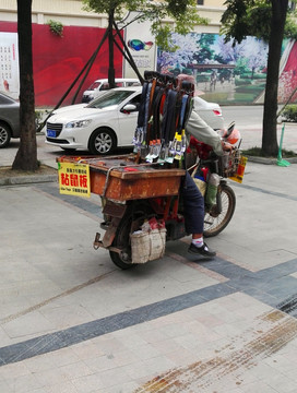 沿街叫卖的流动小贩