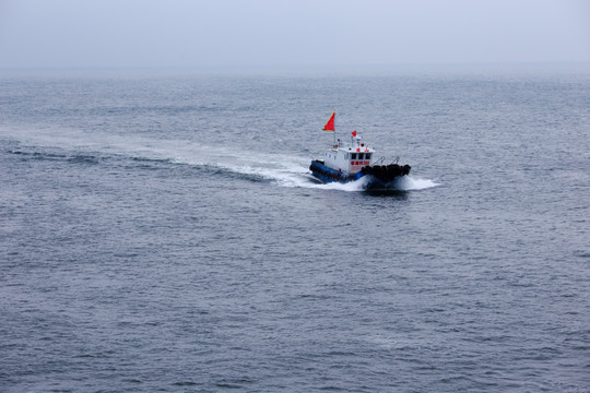 海上行驶的渔船