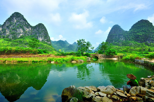 山峰与溪流