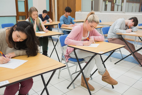 学生在教室考试中