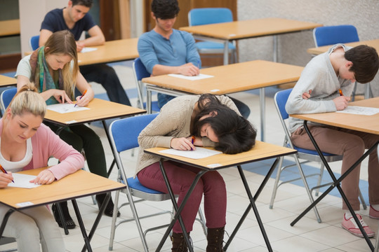 女学生在考试期间睡觉
