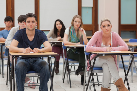 学生在教室考试中