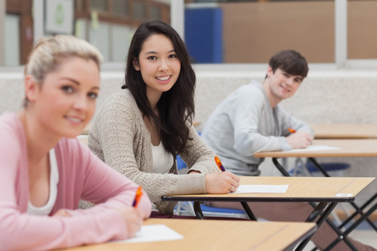 学生在教室考试中