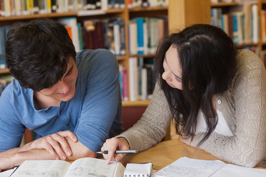 图书馆里学习的学生们