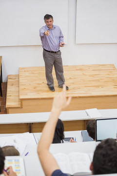 学生举手回答问题