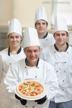 厨师团队展示披萨
