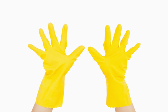 戴着黄色手套的手伸出手掌