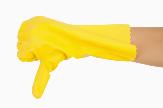 戴着黄色手套的手大拇指朝下