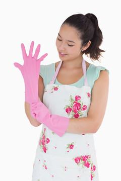 女人戴塑胶手套