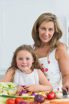 女儿和母亲做蔬菜沙拉