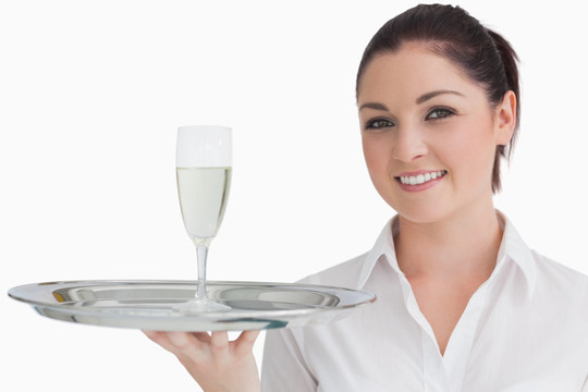 女服务员托盘托着香槟杯