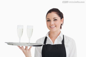 女服务员拿着两杯香槟酒